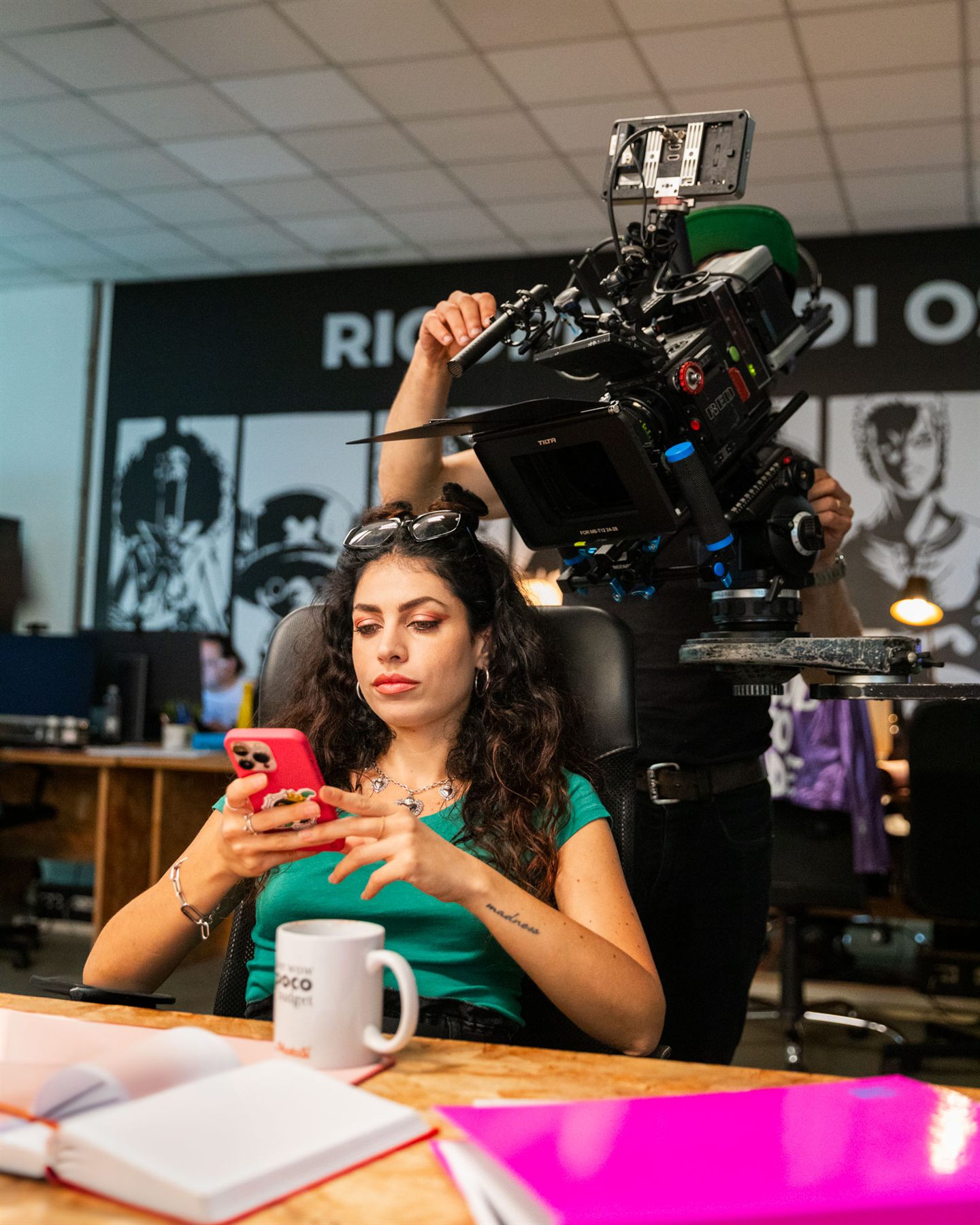 Un'attrice sul set, con il telefono in mano